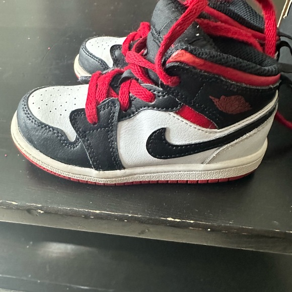Toddler Nike Jordan 1 mid (TD) size 8. Gently used - Picture 3 of 4